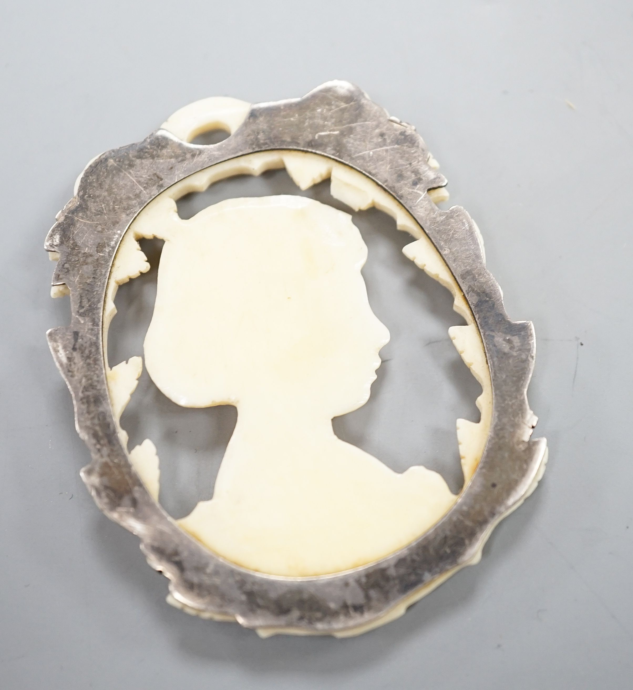 A Victorian carved Ivory pendant, 5.5cm